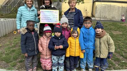 Bild: Bernhard Knauer [krb]
Die Leiterin des Kindergartens St. Joseph, Kerstin Gmehling (Mitte) übergibt den symbolischen Spendenscheck an die Vorstandsmitglieder der Kinderkrebshilfe Jutta Harbig (links) und Petra Troppmann (rechts).
