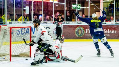 Bild: Elke Englmaier
Szenen aus dem fünften Play-off-Finale in der Eishockey-Oberliga zwischen den Blue Devils Weiden (blaue Trikots) und den Hannover Scorpions.