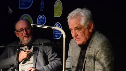 Bild: Kunz
Stefan Voit (links) im Gespräch mit dem Autor Bernhard Setzwein bei den Weidener Literaturtagen.
