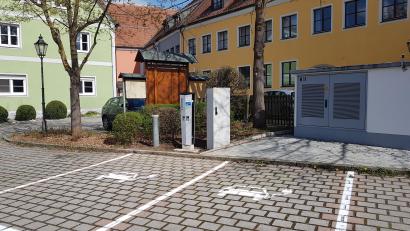Bild: gi
Über die erste öffentliche E-Ladestelle auf dem Rathaus-Parkplatz in Moosbach freut sich nicht nur der Bürgermeister.