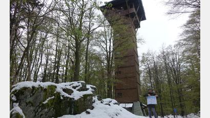 Bild: mmj
Das Turmjubiläum muss abgesagt werden. Bürgermeister Gerald Reiter bedauert dies, doch am höchsten Gelände im Landkreis liegt noch Schnee.