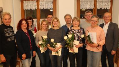 Bild: mrr
Pfarrgemeinderatsvorsitzender Josef Weinfurtner (von links) und Birgit Bauer (KAB) sowie Peter Pilz (Dritter von rechts) gratulieren mit Bürgermeister Erwin Geitner (rechts den Geehrten der KAB Rieden.