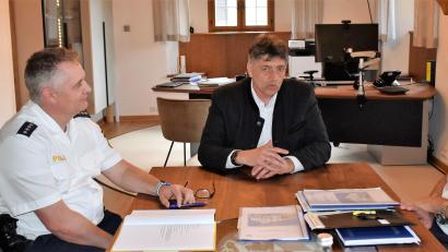 Bild: rgr
Der Dienststellenleiter der Polizeiinspektion Eschenbach, Werner Stopfer (rechts) und Thorsten Fiebiger informieren Bürgermeister Edgar Knobloch und Sabina Wächter-Sollfrank über Delikte beim Sicherheitsgespräch.