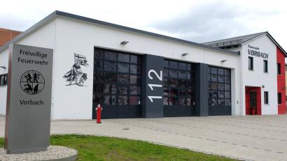 Archivbild: do
Das neue Vorbacher Feuerwehrhaus steht seit 2023. Heuer wird wie geplant der barrierefreie Zugang ergänzt.