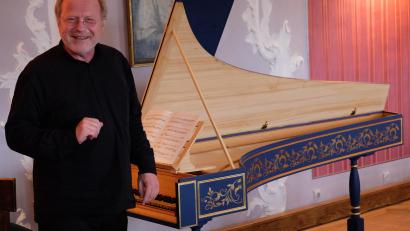 Bild: do
Cembalist Stefan Baier: Mit der farbig-virtuosen Klangpracht seines historischen Tasten-Instruments verzückte der Künstler im Musiksaal des Klosters Speinshart die Freunde "Alter Musik".