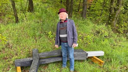 Bild: gri
Holzbildhauer Michael Lauss mit dem Kreuz, das er für den Etsdorfer Kreuzeweg entworfen und umgesetzt hat.