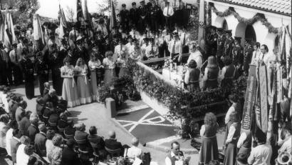 Archivbild: FFW Steiningloh-Urspring/exb
Die 75-Jahr-Feier der Feuerwehr im Jahr 1979 war das wohl größte Fest, das bis dahin in Steiningloh gefeiert wurde. Den Festgottesdienst zelebrierte der Ursulapoppenrichter Pfarrer Josef Eichhammer.