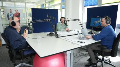 Bild: Graf, Jakob
Frank Werner (von links), Fabian Leeb und Thomas Webel von Oberpfalz-Medien analysieren in der neuen Folge des "Powerplay"-Podcasts die Ausgangslage der Blue Devils Weiden vor dem sechsten und vielleicht entscheidenden Play-off-Finale bei den Hannover Scorpions.