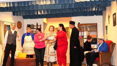 Bild: tra
Beim Stück "Tante Tillys Testament", das die Theatergruppe der Pfadfinder Ensdorf aufführt, herrscht im Pfarrhaus jede Menge Trubel.