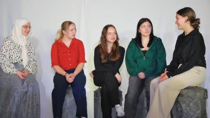 Bild: gsp
Schülerinnen der 9. Jahrgangsstufe der Amberger Schönwerth-Realschule spielten Theaterszenen über den Berufsalltag von Menschen in sozialen Berufen.