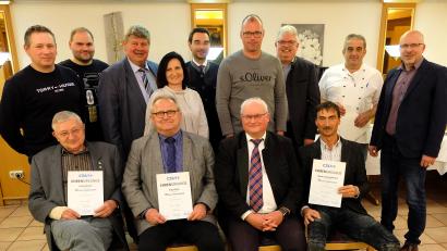 Bild: wlr
CSU-Vorsitzender Wolfgang Würschinger (sitzend, Zweiter von rechts) dankt in der Jahreshauptversammlung treuen Mitgliedern.