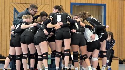 Archivbild: Hubert Ziegler
Die Volleyballerinnen des VC DJK Amberg schwören sich auf die Relegation zur Bayernliga ein.
