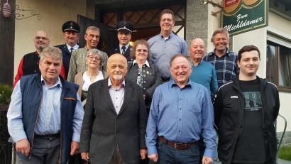 Bild: gi
Die Vereinsvertreter lassen Günther Eckl (vorne, Zweiter von links) zu seinem 80. Geburtstag im Gasthof „Zum Michldamer“ in Saubersrieth hochleben.