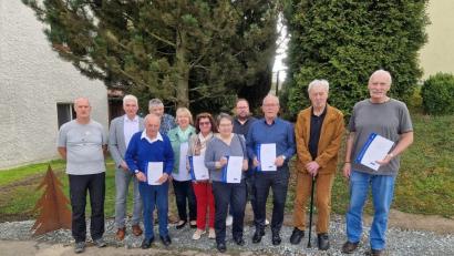 Bild: Roland Lochner/exb
Die Geehrten des VdK-Ortsverbands Erbendorf mit den Ehrengästen (von links) Kreisgeschäftsführer Thomas Döhler, Dritter Bürgermeister Reinhold Kastner, Hans-Peter Mai, Karl-Heinz Bäumler, Vorsitzende Petra Dietl, Theresia Kahl-Ernstberger, Annemarie und Markus Fütterer, Anton Hauer, Willi Müller und Gerhard Wöhrl.