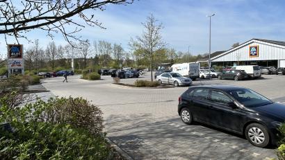 Bild: Andreas Royer
Polizisten mit Sturmhauben konnten am Mittwoch, 10. April, auf dem Aldi-Parkplatz in Sulzbach-Rosenberg eine Betrügerin festnehmen. Zunächst wollten Augenzeugen auch einen Anschlag nicht ausschließen.