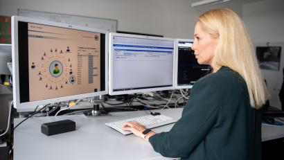 Symbolbild: Matthias Balk
Eine Analystin beim bayerischen Landeskriminalamt, arbeitet beim bayerischen Landeskriminalamt (BLKA) an ihrem Computer, während auf einem ihrer Monitore ein Beziehungsdiagramm zu sehen ist. Das Beziehungsdiagramm zeigt die Anzahl der eingehenden und ausgehenden Nachrichten einer Zielperson mit anderen Kontakten an. Das Computerprogramm „Vera“ soll die Ermittler der Polizei beim effizienten Analysieren von großen Datenbeständen unterstützen.