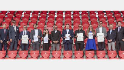 Bild: Uwe Moosburger/altrofoto.de/exb
Im Jahnstadion ehrt die IHK Regensburg für Oberpfalz/Kelheim die besten Teilnehmer an der Aus- und Weiterbildung Herbst/Winter 2023/24 und ihre Ausbildungsbetriebe.