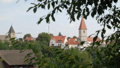 Bild: Petra Hartl
Die Pfarrei Ammerthal (links die Pfarrkirche St. Nikolaus und rechts die Frauenkirche) kommt nicht zu St. Georg Amberg, sondern zu St. Marien Sulzbach.