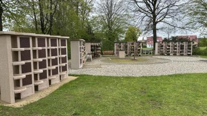 Bild: ge
Auch die Fläche vor der neuen Urnenwand im Ammerthaler Friedhof soll bald gepflastert werden, damit ein ungehinderter Zugang möglich ist.