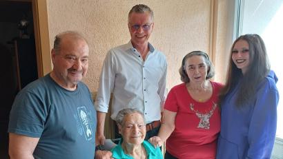 Bild: u
Ihren 101. Geburtstag feierte Hirschaus älteste Einwohnerin, die am 20. April 1923 in Salamanca in Spanien geborene Teresa Alonso Perez (sitzend). Sie kam 1961 als Gastarbeiterin nach Hirschau. Ihr gratulierten unter anderem (von links): Sohn Felipe (aus Madrid angereist), Bürgermeister Hermann Falk, Tochter Carmen und Enkelin Luisa.