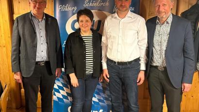 Bild: Adalbert Zölch/exb
Geschäftsführerin Marion Forster (Zweite von links) erläuterte Stellvertretendem Kreisvorsitzenden Johannes Reger, Ortsvorsitzendem Adalbert Zölch und Bürgermeister Lothar Müller (von links) die Pläne für die Kinderbetreuung.