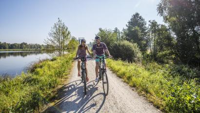 Bild: Thomas Kujat/Oberpfälzer Wald/exb
Wo früher die Eisenbahn verkehrte, bewährt sich heute der Vizinalbahnradweg. Wie hier in der Tirschenreuther Teichpfanne genießen die Radfahrer das flotte Vorankommen ohne große Steigungen.