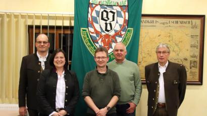 Bild: jma
Bei der Jägerkameradschaft Auerbach arbeiten künftig (von links) Roland Schleicher, Gabi Schleicher, Marco Haslbeck und Ulrich Schomann zusammen. Rechts der scheidende Vorsitzende Reiner Thanner.