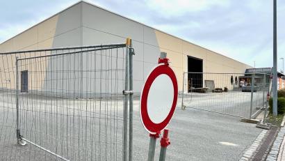 Bild: Gabi Schönberger
Die ehemalige Halle der Bowling-Welt in der Dr.-Seeling-Straße 16 wird umgebaut. Dort eröffnet im Frühsommer ein Getränkefachmarkt.