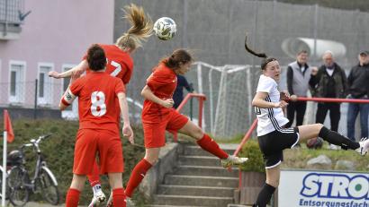 Archivbild: Hubert Ziegler
Die Fußball-Frauen des TSV Theuern empfangen am Sonntag den FC Stern München. Das Bild zeigt Lena Götz, Anne Wagner und Marie Karpf (von links) in der Partie gegen den SV Kirchberg (5:0).