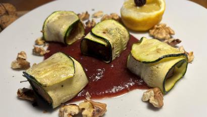 Bild: Michael Schiffer
Tofu im Zucchinimantel auf Cranberry-Spiegel mit gehackten und gerösteten Walnüssen.