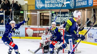 Bild: Tobias Neubert
Neal Samanski (von rechts in blauen Trikots) und Vladislav Filin freuten sich am Dienstag mit dem Torschützen Vincent Schlenker über den Treffer zum zwischenzeitlichen 3:1. Jubeln die Blue Devils so auch am Freitag in Hannover, dann ist der Aufstieg in die DEL2 fix.