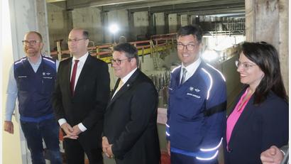 Bild: Hirsch
Projektleiter Felix Schmidt-Stein (links) und Werkleiter Armin Ebner (Zweiter von rechts) führten Finanzminister Albert Füracker, Bürgermeister Thomas Falter und MdB Martina Englhardt-Kopf (von links) durch die Baustelle des neuen BMW-Batterietestzentrums.