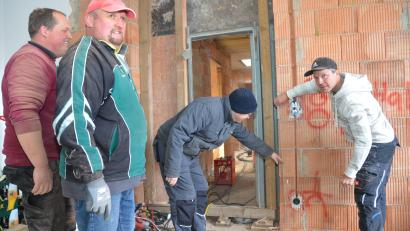 Bild: dob
Wer will fleißige Handwerker seh'n? Stellvertretender Kommandant Christian Wenk, Kommandant Markus Kindl, Martin Volkmer und Michael Volkmer (von rechts) packen eifrig beim Innenausbau des Gerätehausanbaus an, um der Stadt Kosten zu ersparen.