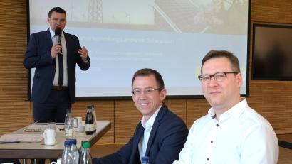 Bild: Hirsch
Landrat Thomas Ebeling begrüßt zur Bürgermeisterversammlung im Konrad-Max-Kunz-Saal die beiden Bayernwerksvertreter Wolfgang Dumm (rechts) und Andre Zorger (Zweiter von rechts). Sie kündigen erhebliche Investitionen in den Netzausbau an.