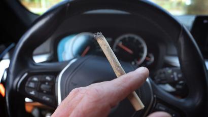 Symbolbild: Karl-Josef Hildenbrand/dpa
Bisher gilt bei Cannabis die strikte Linie, dass beim bloßen Nachweis des Wirkstoffes Geldbußen oder Punkte drohen.