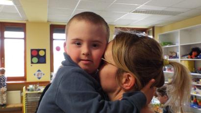 Bild: e
Bastian auf dem Arm seiner Mama Susanne Wittmann: Im Kindergarten in Theuern fühlt sich der kleine Junge ziemlich wohl.