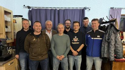 Bild: bk
Julian Kraus (hinten, Vierter von links) führt weiterhin das Vereinskartell. Neu im Vorstandsteam sind Toni Wolfram und Andreas Schnödt (Zweiter und Dritter von rechts)