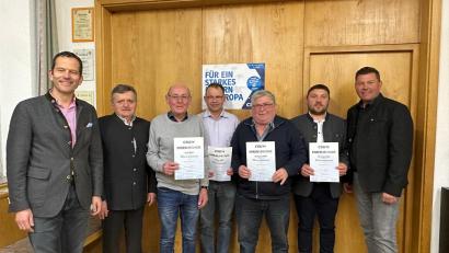 Bild: bey
MdB Albert Rupprecht, CSU-Ortsvorsitzender Anton Nistler (von links) und Pleysteins CSU-Ortsvorsitzender Rainer Rewitzer (rechts) ehren die langjährigen CSU-Mitglieder Josef Riedl (50 Jahre), Stefan Völkl (zehn Jahre), Wolfgang Völkl (50 Jahre) und Christian Riedl (25 Jahre).