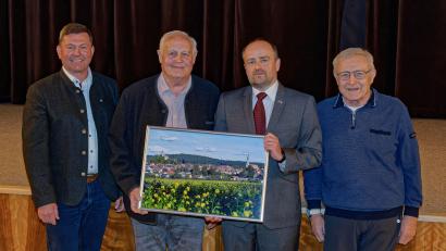 Bild: Thomas Enslein/exb
Bürgermeister Rainer Rewitzer, Alois Hubmann vom Fotoclub Pleystein, Bürgermeister Rudolf Kodalík und Peter Trstan (von links) bekunden die Freundschaft der beiden Gemeinden mit einer Fotoausstellung.