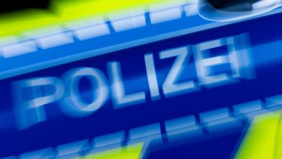 Symbolbild: Rolf Vennenbernd/dpa
Der Schriftzug "Polizei" ist auf einem Einsatzfahrzeug zu sehen.