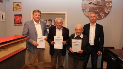 Bild: aun
CSU-Kreisvorsitzender Harald Schwartz (rechts) gratulierte den Geehrten der CSU Utzenhofen (von links): Bürgermeister Stefan Braun (25 Jahre) sowie Konrad Inselsberger und Johann Biller (jeweils 45 Jahre).