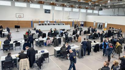 Bild: Daniel Löb/dpa
Verhandelt wird aufgrund der vielen Beteiligten – jeder Angeklagter hat zwei bis drei Anwälte – in der John F. Kennedy-Halle Bamberg beginnt der Prozess wegen Geldautomaten-Sprengungen in ganz Deutschland.