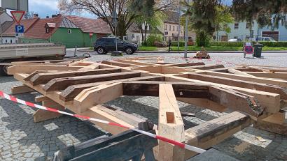 Bild: as
Die restaurierte Dachstuhlkonstruktion des Klettnersturms liegt derzeit auf dem Pflaster vor dem Wahrzeichen der Stadt Tirschenreuth. Soweit es möglich war, wurden die alten Balken erhalten. Ein Kran soll das fertig montierte Dach samt Glockenturm in wenigen Wochen nach oben hieven.