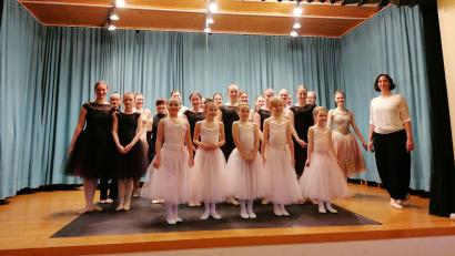 Bild: Kreismusikschule Tirschenreuth/exb
Die Balletttänzerinnen unter der Leitung von Sylvia Brauneis beeindruckten in Waldershof.