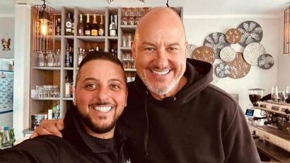 Bild: Mario Bruner
Frank Rosin (rechts) in einer Drehpause als Gast bei "L'Italiano" in Weiden. Mit Geschäftsführer Mario Bruner (links) posiert er für ein Bild.