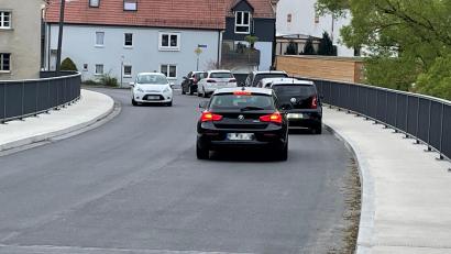 Bild: phs
Parkende Autos auf der Naabbrücke (rechts) sind etlichen Stadträten ein Dorn im Auge. Sie wollen einige Meter weiter stadtauswärts als Ersatz eine kleine Parkfläche schaffen.
