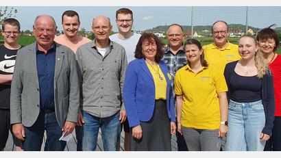 Bild: Stefanie Sieber/exb
Die Schwimmschule Aqua Vitalis hat treue Mitglieder geehrt (von links): Leonhard Troidl; Bürgermeister, Roland Strehl; Jugendwart Markus Doschat; Ralf Doschat, Raphael Junkes, Christine Fleischmann, Robert Mangold; Sophie Leitl, Vorsitzender Bernhard Fleischmann; Sina Schmidt und Ines Morgenstern.