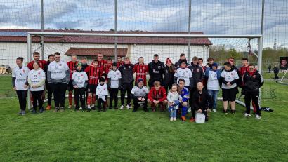 Bild: Verena Diermeier/exb
Jugendliche und Kinder aus dem HPZ feuerten den SC Luhe-Wildenau im Spiel gegen die SpVgg Ruhmannsfelden an und durften sogar mit den Spielern auf dem Platz einlaufen.