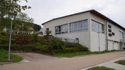 Bild: wel
Das Emil-Kemmer-Haus soll um eine Terrasse auf Stahlstützen – wegen der Hanglage – erweitert werden.