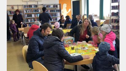 Bild: bey
Die Besucher beim "Tag der offenen Tür" in der Bücherei Pleystein nutzen das Angebot ausgiebig.